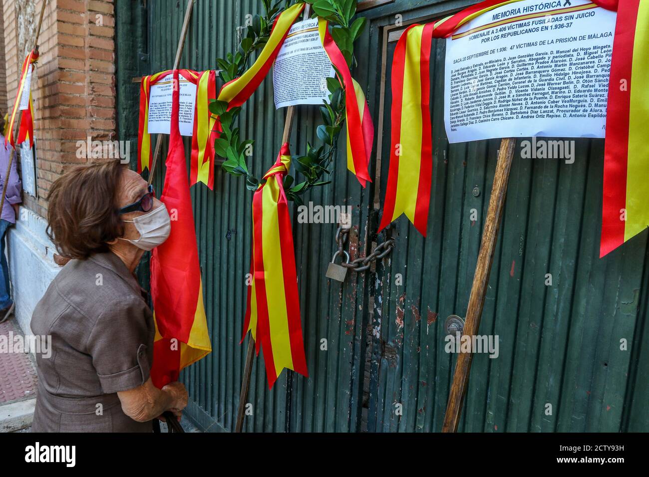 25. September 2020: 25. September 2020 (Malaga) Mehr als hundert Zeichen mit spanischen Flaggen mit schwarzen Krawatten in Trauer und Anti-covid Masken 19 zollen den 270 Opfern der "sac" des ehemaligen Gefängnisses von San Rafael de MÃ¡laga zwischen dem 22. August und dem 24. September 1936 Tribut und, Durch Erweiterung und Entscheidung, an die 3,406 zivilen, religiösen und militärischen Personen, die mit der rechten und nationalen Seite verbunden oder verwandt sind, während des Mandats der republikanischen Herrscher in der Provinz Málaga gestorben. Historisches Gedächtnis Kredit: Lorenzo Carnero/ZUMA Wire/Alamy Live Nachrichten Stockfoto