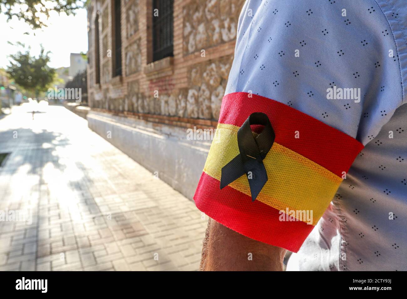 25. September 2020: 25. September 2020 (Malaga) Mehr als hundert Zeichen mit spanischen Flaggen mit schwarzen Krawatten in Trauer und Anti-covid Masken 19 zollen den 270 Opfern der "sac" des ehemaligen Gefängnisses von San Rafael de MÃ¡laga zwischen dem 22. August und dem 24. September 1936 Tribut und, Durch Erweiterung und Entscheidung, an die 3,406 zivilen, religiösen und militärischen Personen, die mit der rechten und nationalen Seite verbunden oder verwandt sind, während des Mandats der republikanischen Herrscher in der Provinz Málaga gestorben. Historisches Gedächtnis Kredit: Lorenzo Carnero/ZUMA Wire/Alamy Live Nachrichten Stockfoto