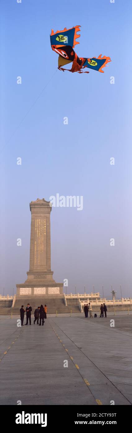 Touristen vor einem Denkmal, Peking Denkmal für die Helden des Volkes, Tiananmen-Platz, Peking, China Stockfoto