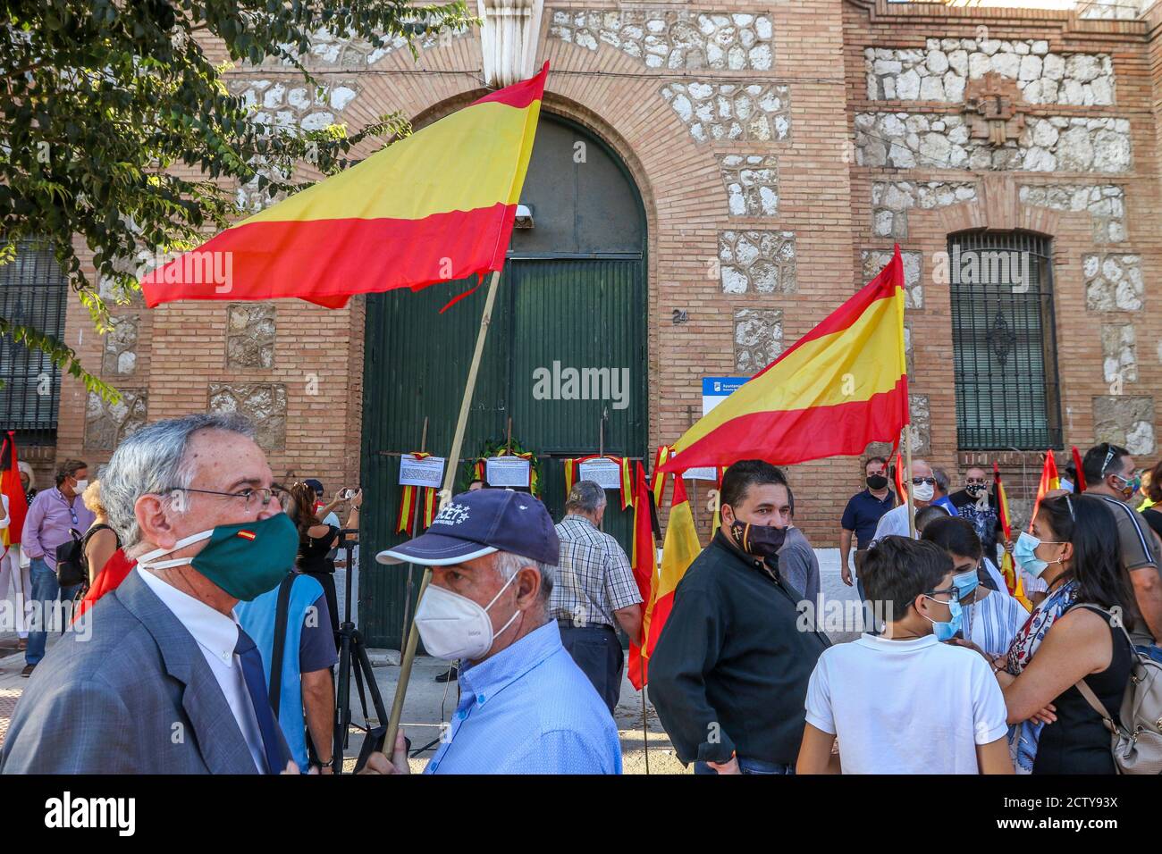 25. September 2020: 25. September 2020 (Malaga) Mehr als hundert Zeichen mit spanischen Flaggen mit schwarzen Krawatten in Trauer und Anti-covid Masken 19 zollen den 270 Opfern der "sac" des ehemaligen Gefängnisses von San Rafael de MÃ¡laga zwischen dem 22. August und dem 24. September 1936 Tribut und, Durch Erweiterung und Entscheidung, an die 3,406 zivilen, religiösen und militärischen Personen, die mit der rechten und nationalen Seite verbunden oder verwandt sind, während des Mandats der republikanischen Herrscher in der Provinz Málaga gestorben. Historisches Gedächtnis Kredit: Lorenzo Carnero/ZUMA Wire/Alamy Live Nachrichten Stockfoto