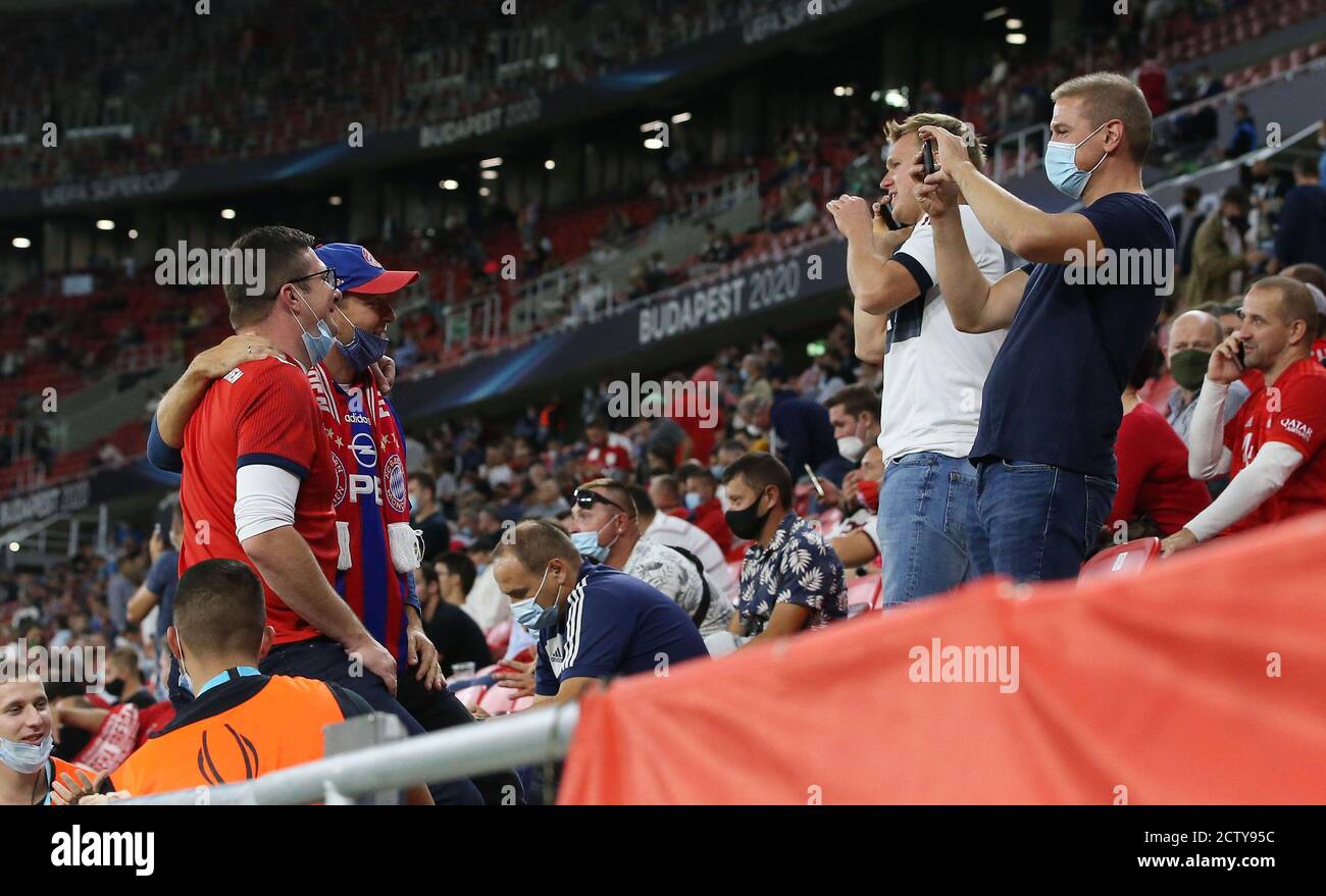 Budapest, Ungarn. 21. Sep, 2020. firo: 24.09.2020 Fuvuball, Fußball UEFA Super Cup 2020 FC Bayern Mvºnchen München - Sevilla FC 2: 1 NV Fans, Corona, COVID-19, Virus, Pandemie, Coronavirus, Coronakrise, Spiel unter strengeren Bedingungen, Distanzregel, Maske, Gesichtsmaske, Gesichtsmaske, DFL-Regel, Corona, Hygiene,   Nutzung weltweit Credit: dpa/Alamy Live News Stockfoto