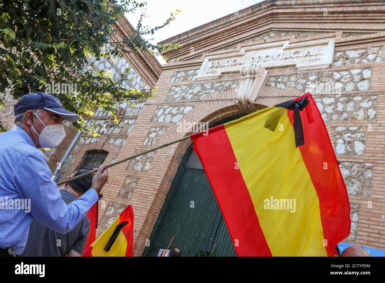 25. September 2020: 25. September 2020 (Malaga) Mehr als hundert Zeichen mit spanischen Flaggen mit schwarzen Krawatten in Trauer und Anti-covid Masken 19 zollen den 270 Opfern der "sac" des ehemaligen Gefängnisses von San Rafael de MÃ¡laga zwischen dem 22. August und dem 24. September 1936 Tribut und, Durch Erweiterung und Entscheidung, an die 3,406 zivilen, religiösen und militärischen Personen, die mit der rechten und nationalen Seite verbunden oder verwandt sind, während des Mandats der republikanischen Herrscher in der Provinz Málaga gestorben. Historisches Gedächtnis Kredit: Lorenzo Carnero/ZUMA Wire/Alamy Live Nachrichten Stockfoto