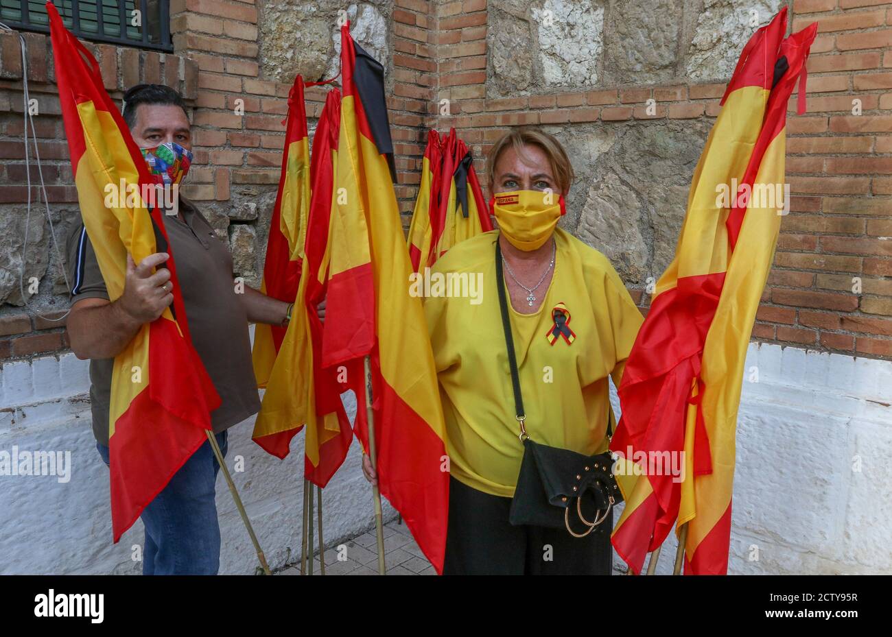 25. September 2020: 25. September 2020 (Malaga) Mehr als hundert Zeichen mit spanischen Flaggen mit schwarzen Krawatten in Trauer und Anti-covid Masken 19 zollen den 270 Opfern der "sac" des ehemaligen Gefängnisses von San Rafael de MÃ¡laga zwischen dem 22. August und dem 24. September 1936 Tribut und, Durch Erweiterung und Entscheidung, an die 3,406 zivilen, religiösen und militärischen Personen, die mit der rechten und nationalen Seite verbunden oder verwandt sind, während des Mandats der republikanischen Herrscher in der Provinz Málaga gestorben. Historisches Gedächtnis Kredit: Lorenzo Carnero/ZUMA Wire/Alamy Live Nachrichten Stockfoto