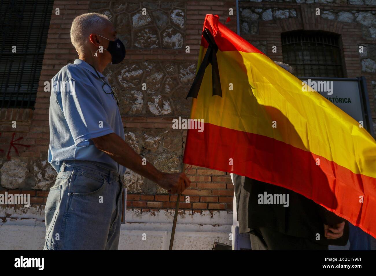 25. September 2020: 25. September 2020 (Malaga) Mehr als hundert Zeichen mit spanischen Flaggen mit schwarzen Krawatten in Trauer und Anti-covid Masken 19 zollen den 270 Opfern der "sac" des ehemaligen Gefängnisses von San Rafael de MÃ¡laga zwischen dem 22. August und dem 24. September 1936 Tribut und, Durch Erweiterung und Entscheidung, an die 3,406 zivilen, religiösen und militärischen Personen, die mit der rechten und nationalen Seite verbunden oder verwandt sind, während des Mandats der republikanischen Herrscher in der Provinz Málaga gestorben. Historisches Gedächtnis Kredit: Lorenzo Carnero/ZUMA Wire/Alamy Live Nachrichten Stockfoto