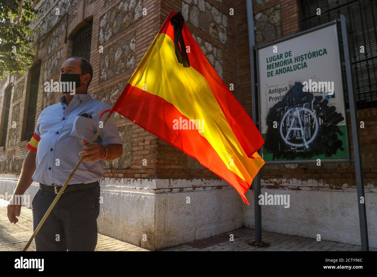 25. September 2020: 25. September 2020 (Malaga) Mehr als hundert Zeichen mit spanischen Flaggen mit schwarzen Krawatten in Trauer und Anti-covid Masken 19 zollen den 270 Opfern der "sac" des ehemaligen Gefängnisses von San Rafael de MÃ¡laga zwischen dem 22. August und dem 24. September 1936 Tribut und, Durch Erweiterung und Entscheidung, an die 3,406 zivilen, religiösen und militärischen Personen, die mit der rechten und nationalen Seite verbunden oder verwandt sind, während des Mandats der republikanischen Herrscher in der Provinz Málaga gestorben. Historisches Gedächtnis Kredit: Lorenzo Carnero/ZUMA Wire/Alamy Live Nachrichten Stockfoto