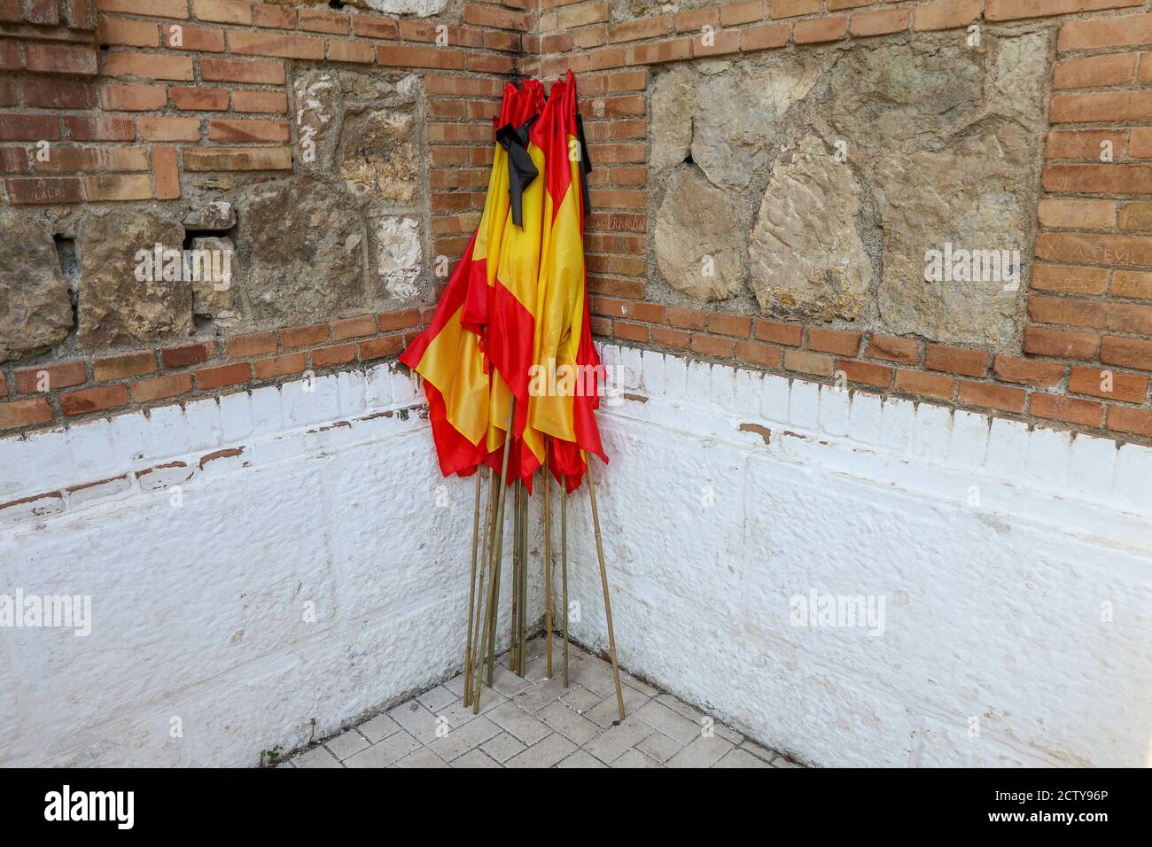25. September 2020: 25. September 2020 (Malaga) Mehr als hundert Zeichen mit spanischen Flaggen mit schwarzen Krawatten in Trauer und Anti-covid Masken 19 zollen den 270 Opfern der "sac" des ehemaligen Gefängnisses von San Rafael de MÃ¡laga zwischen dem 22. August und dem 24. September 1936 Tribut und, Durch Erweiterung und Entscheidung, an die 3,406 zivilen, religiösen und militärischen Personen, die mit der rechten und nationalen Seite verbunden oder verwandt sind, während des Mandats der republikanischen Herrscher in der Provinz Málaga gestorben. Historisches Gedächtnis Kredit: Lorenzo Carnero/ZUMA Wire/Alamy Live Nachrichten Stockfoto