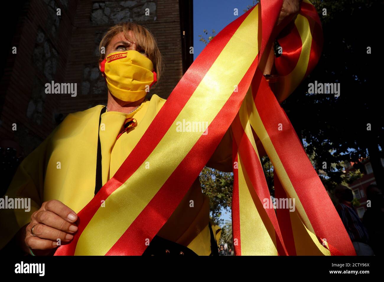 25. September 2020: 25. September 2020 (Malaga) Mehr als hundert Zeichen mit spanischen Flaggen mit schwarzen Krawatten in Trauer und Anti-covid Masken 19 zollen den 270 Opfern der "sac" des ehemaligen Gefängnisses von San Rafael de MÃ¡laga zwischen dem 22. August und dem 24. September 1936 Tribut und, Durch Erweiterung und Entscheidung, an die 3,406 zivilen, religiösen und militärischen Personen, die mit der rechten und nationalen Seite verbunden oder verwandt sind, während des Mandats der republikanischen Herrscher in der Provinz Málaga gestorben. Historisches Gedächtnis Kredit: Lorenzo Carnero/ZUMA Wire/Alamy Live Nachrichten Stockfoto