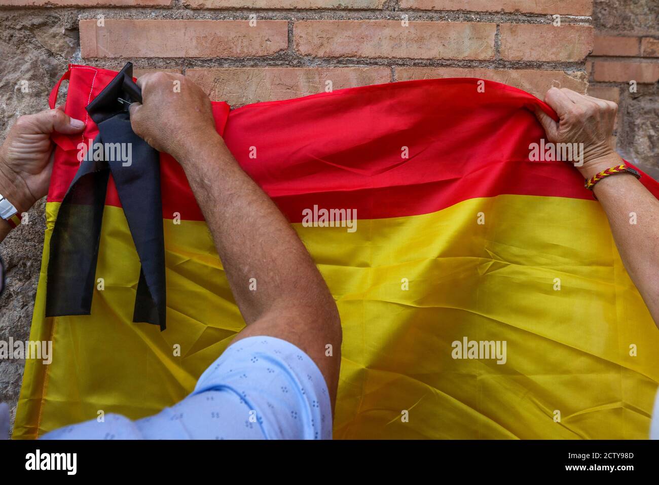 25. September 2020: 25. September 2020 (Malaga) Mehr als hundert Zeichen mit spanischen Flaggen mit schwarzen Krawatten in Trauer und Anti-covid Masken 19 zollen den 270 Opfern der "sac" des ehemaligen Gefängnisses von San Rafael de MÃ¡laga zwischen dem 22. August und dem 24. September 1936 Tribut und, Durch Erweiterung und Entscheidung, an die 3,406 zivilen, religiösen und militärischen Personen, die mit der rechten und nationalen Seite verbunden oder verwandt sind, während des Mandats der republikanischen Herrscher in der Provinz Málaga gestorben. Historisches Gedächtnis Kredit: Lorenzo Carnero/ZUMA Wire/Alamy Live Nachrichten Stockfoto