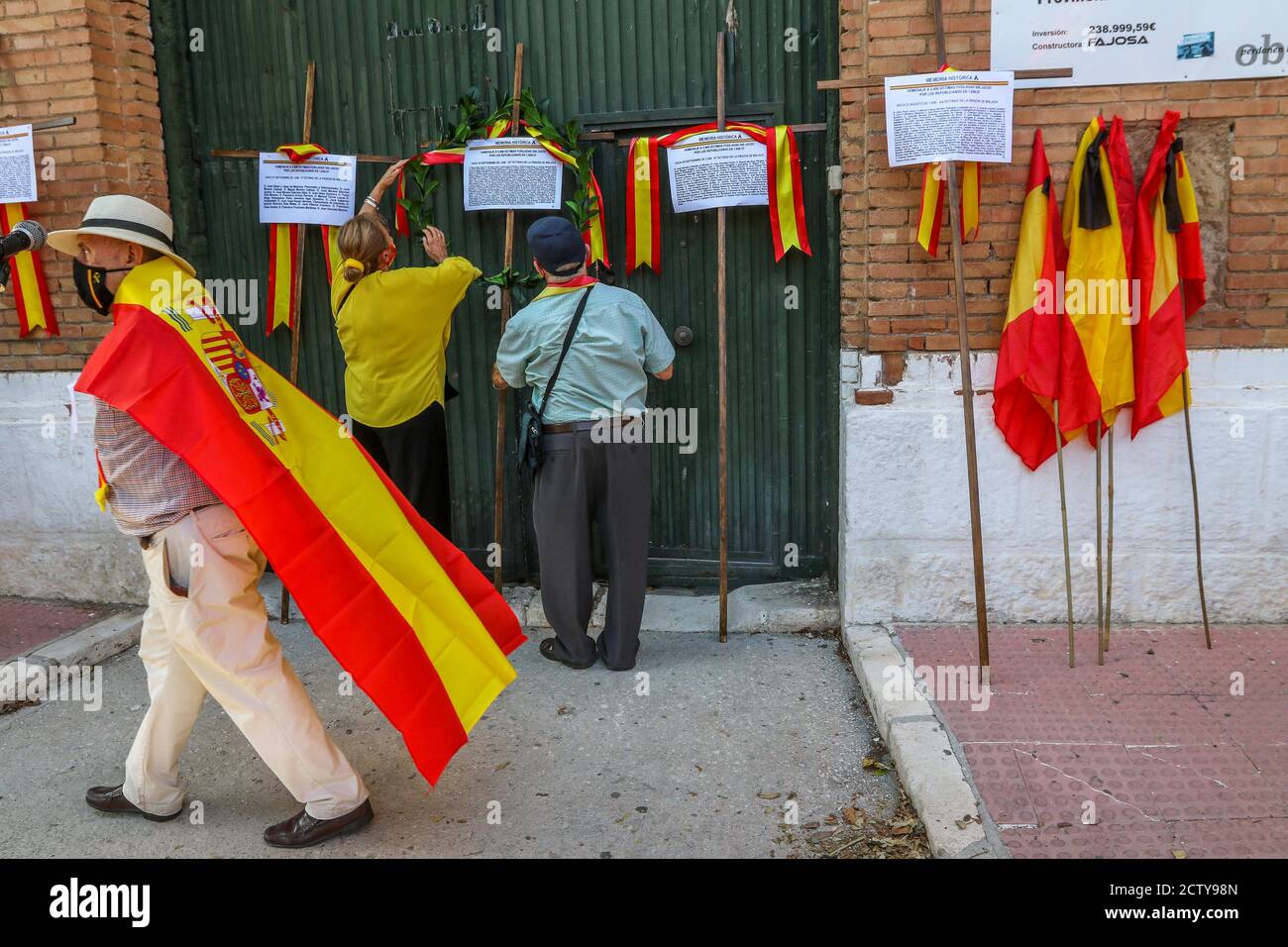 25. September 2020: 25. September 2020 (Malaga) Mehr als hundert Zeichen mit spanischen Flaggen mit schwarzen Krawatten in Trauer und Anti-covid Masken 19 zollen den 270 Opfern der "sac" des ehemaligen Gefängnisses von San Rafael de MÃ¡laga zwischen dem 22. August und dem 24. September 1936 Tribut und, Durch Erweiterung und Entscheidung, an die 3,406 zivilen, religiösen und militärischen Personen, die mit der rechten und nationalen Seite verbunden oder verwandt sind, während des Mandats der republikanischen Herrscher in der Provinz Málaga gestorben. Historisches Gedächtnis Kredit: Lorenzo Carnero/ZUMA Wire/Alamy Live Nachrichten Stockfoto