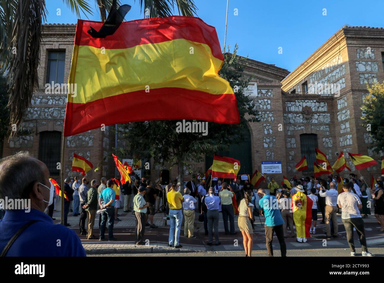 25. September 2020: 25. September 2020 (Malaga) Mehr als hundert Zeichen mit spanischen Flaggen mit schwarzen Krawatten in Trauer und Anti-covid Masken 19 zollen den 270 Opfern der "sac" des ehemaligen Gefängnisses von San Rafael de MÃ¡laga zwischen dem 22. August und dem 24. September 1936 Tribut und, Durch Erweiterung und Entscheidung, an die 3,406 zivilen, religiösen und militärischen Personen, die mit der rechten und nationalen Seite verbunden oder verwandt sind, während des Mandats der republikanischen Herrscher in der Provinz Málaga gestorben. Historisches Gedächtnis Kredit: Lorenzo Carnero/ZUMA Wire/Alamy Live Nachrichten Stockfoto