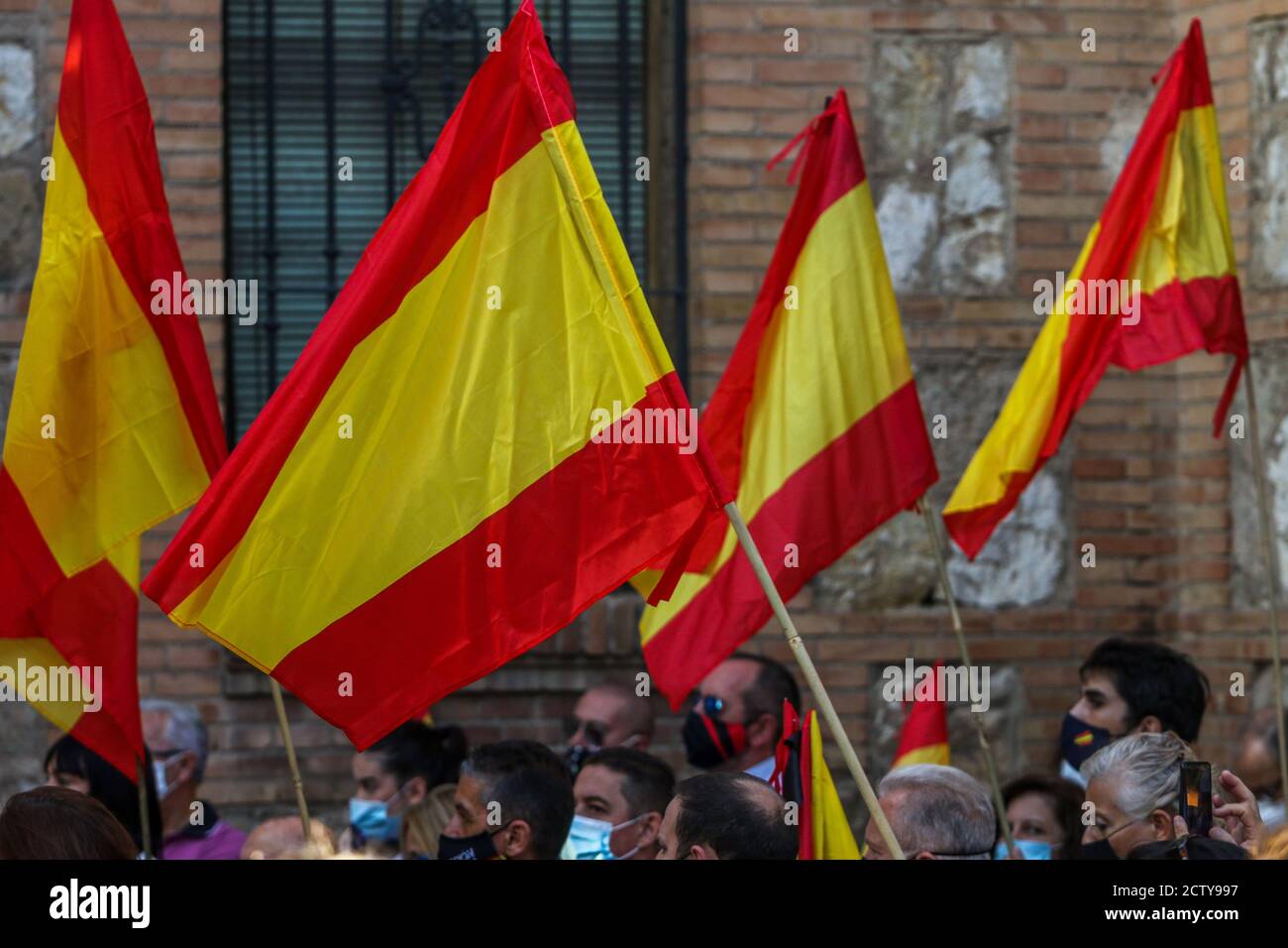 25. September 2020: 25. September 2020 (Malaga) Mehr als hundert Zeichen mit spanischen Flaggen mit schwarzen Krawatten in Trauer und Anti-covid Masken 19 zollen den 270 Opfern der "sac" des ehemaligen Gefängnisses von San Rafael de MÃ¡laga zwischen dem 22. August und dem 24. September 1936 Tribut und, Durch Erweiterung und Entscheidung, an die 3,406 zivilen, religiösen und militärischen Personen, die mit der rechten und nationalen Seite verbunden oder verwandt sind, während des Mandats der republikanischen Herrscher in der Provinz Málaga gestorben. Historisches Gedächtnis Kredit: Lorenzo Carnero/ZUMA Wire/Alamy Live Nachrichten Stockfoto