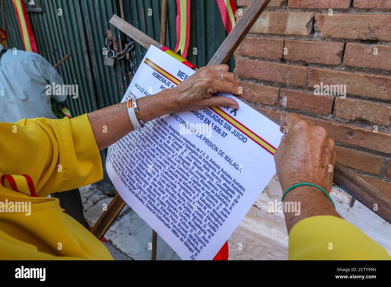 25. September 2020: 25. September 2020 (Malaga) Mehr als hundert Zeichen mit spanischen Flaggen mit schwarzen Krawatten in Trauer und Anti-covid Masken 19 zollen den 270 Opfern der "sac" des ehemaligen Gefängnisses von San Rafael de MÃ¡laga zwischen dem 22. August und dem 24. September 1936 Tribut und, Durch Erweiterung und Entscheidung, an die 3,406 zivilen, religiösen und militärischen Personen, die mit der rechten und nationalen Seite verbunden oder verwandt sind, während des Mandats der republikanischen Herrscher in der Provinz Málaga gestorben. Historisches Gedächtnis Kredit: Lorenzo Carnero/ZUMA Wire/Alamy Live Nachrichten Stockfoto