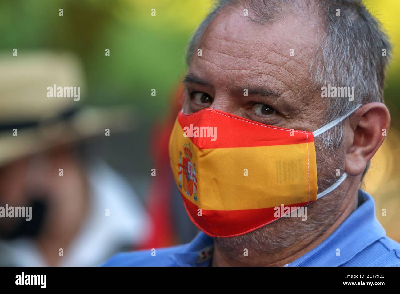 25. September 2020: 25. September 2020 (Malaga) Mehr als hundert Zeichen mit spanischen Flaggen mit schwarzen Krawatten in Trauer und Anti-covid Masken 19 zollen den 270 Opfern der "sac" des ehemaligen Gefängnisses von San Rafael de MÃ¡laga zwischen dem 22. August und dem 24. September 1936 Tribut und, Durch Erweiterung und Entscheidung, an die 3,406 zivilen, religiösen und militärischen Personen, die mit der rechten und nationalen Seite verbunden oder verwandt sind, während des Mandats der republikanischen Herrscher in der Provinz Málaga gestorben. Historisches Gedächtnis Kredit: Lorenzo Carnero/ZUMA Wire/Alamy Live Nachrichten Stockfoto