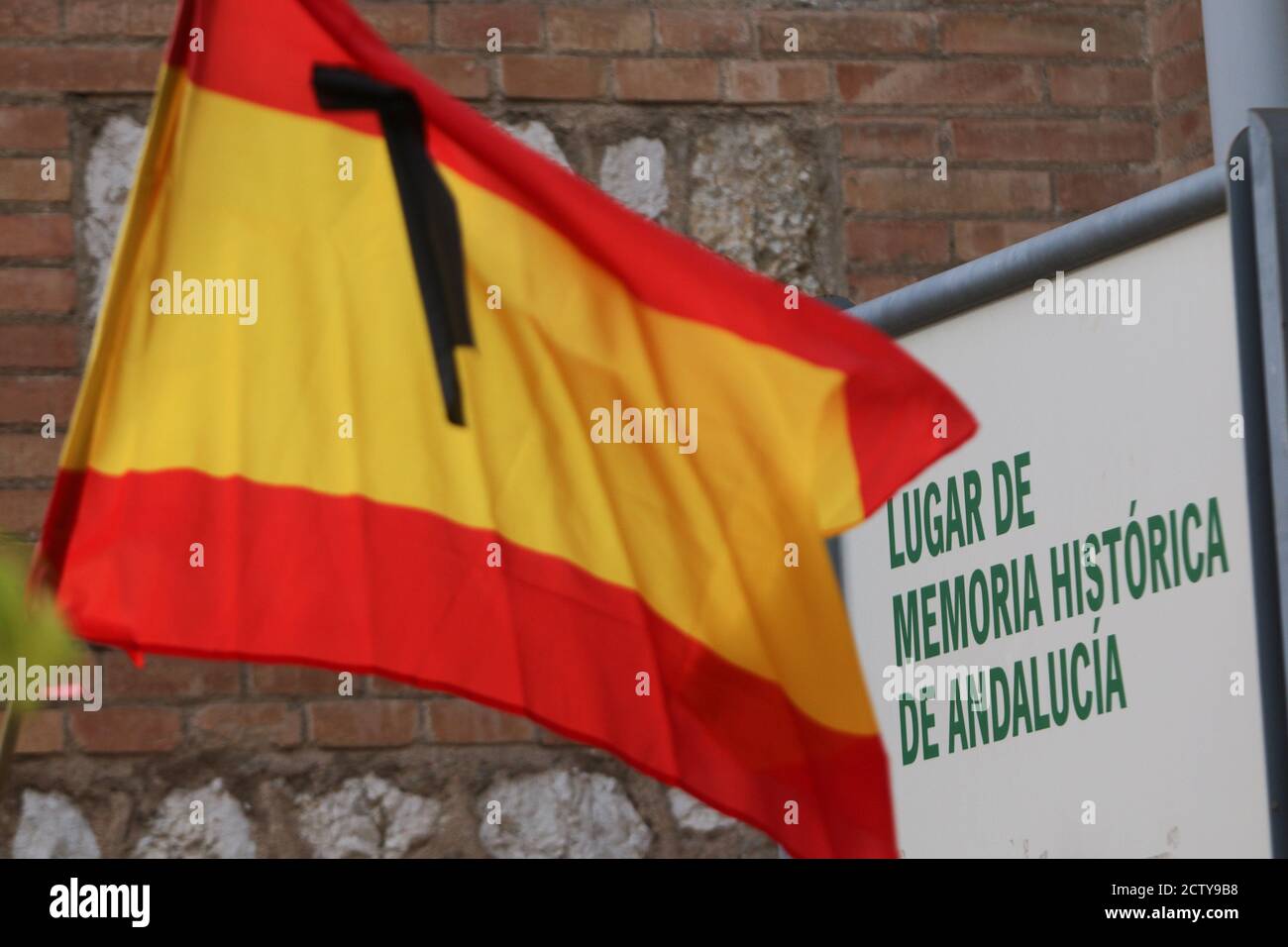 25. September 2020: 25. September 2020 (Malaga) Mehr als hundert Zeichen mit spanischen Flaggen mit schwarzen Krawatten in Trauer und Anti-covid Masken 19 zollen den 270 Opfern der "sac" des ehemaligen Gefängnisses von San Rafael de MÃ¡laga zwischen dem 22. August und dem 24. September 1936 Tribut und, Durch Erweiterung und Entscheidung, an die 3,406 zivilen, religiösen und militärischen Personen, die mit der rechten und nationalen Seite verbunden oder verwandt sind, während des Mandats der republikanischen Herrscher in der Provinz Málaga gestorben. Historisches Gedächtnis Kredit: Lorenzo Carnero/ZUMA Wire/Alamy Live Nachrichten Stockfoto
