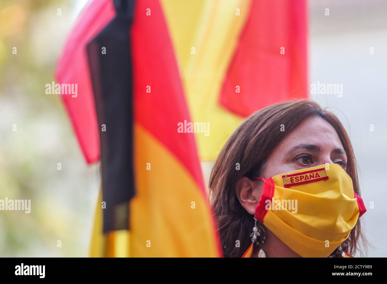25. September 2020: 25. September 2020 (Malaga) Mehr als hundert Zeichen mit spanischen Flaggen mit schwarzen Krawatten in Trauer und Anti-covid Masken 19 zollen den 270 Opfern der "sac" des ehemaligen Gefängnisses von San Rafael de MÃ¡laga zwischen dem 22. August und dem 24. September 1936 Tribut und, Durch Erweiterung und Entscheidung, an die 3,406 zivilen, religiösen und militärischen Personen, die mit der rechten und nationalen Seite verbunden oder verwandt sind, während des Mandats der republikanischen Herrscher in der Provinz Málaga gestorben. Historisches Gedächtnis Kredit: Lorenzo Carnero/ZUMA Wire/Alamy Live Nachrichten Stockfoto