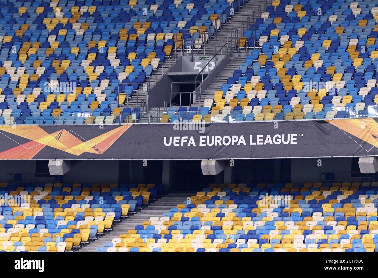 KIEW, UKRAINE - 5. AUGUST 2020: Banner der UEFA Europa League auf Tribünen des NSC Olimpiyskyi-Stadions in Kiew während der UEFA Europa League Runde von 16 Spiel Shakhtar Donetsk gegen VfL Wolfsburg gesehen Stockfoto
