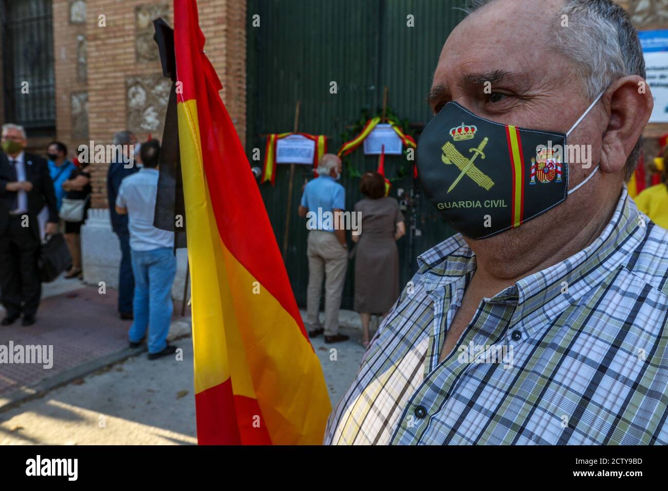 25. September 2020: 25. September 2020 (Malaga) Mehr als hundert Zeichen mit spanischen Flaggen mit schwarzen Krawatten in Trauer und Anti-covid Masken 19 zollen den 270 Opfern der "sac" des ehemaligen Gefängnisses von San Rafael de MÃ¡laga zwischen dem 22. August und dem 24. September 1936 Tribut und, Durch Erweiterung und Entscheidung, an die 3,406 zivilen, religiösen und militärischen Personen, die mit der rechten und nationalen Seite verbunden oder verwandt sind, während des Mandats der republikanischen Herrscher in der Provinz Málaga gestorben. Historisches Gedächtnis Kredit: Lorenzo Carnero/ZUMA Wire/Alamy Live Nachrichten Stockfoto