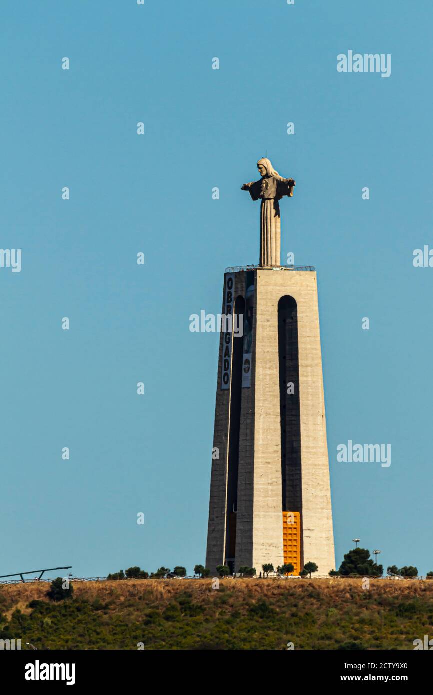 Lissabon, Portugal 07/12/2010: Ein Porträtfoto der berühmten Christkönigstatue auf einem Hügel in Almada mit Blick auf Lissabon über Tejo Rive Stockfoto