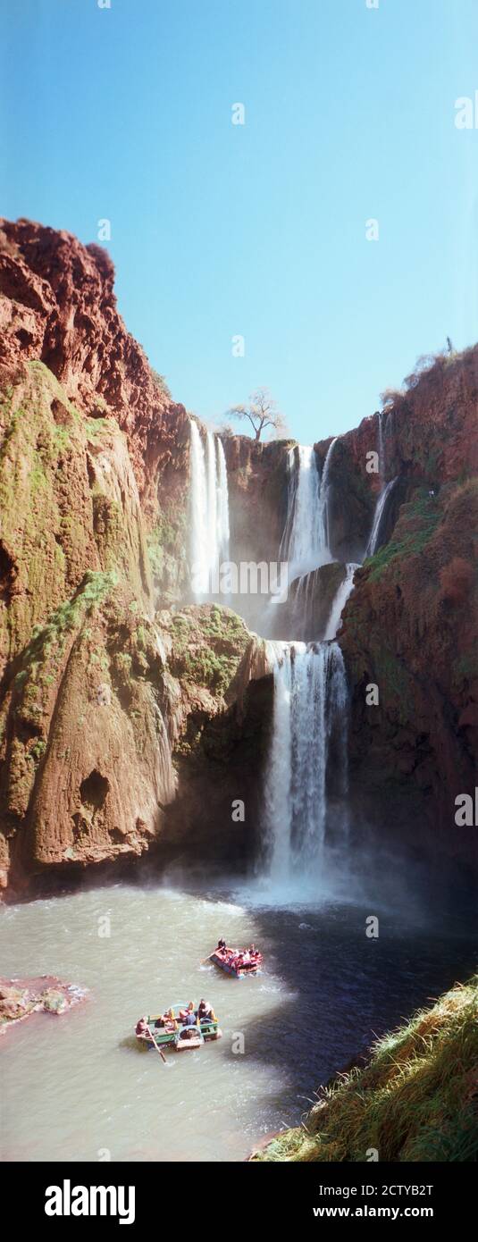 Wasser fällt aus Felsen, Ouzoud Wasserfälle, Grand Atlas, Tanaghmeilt, Azilal, Marrakesch, Marokko Stockfoto