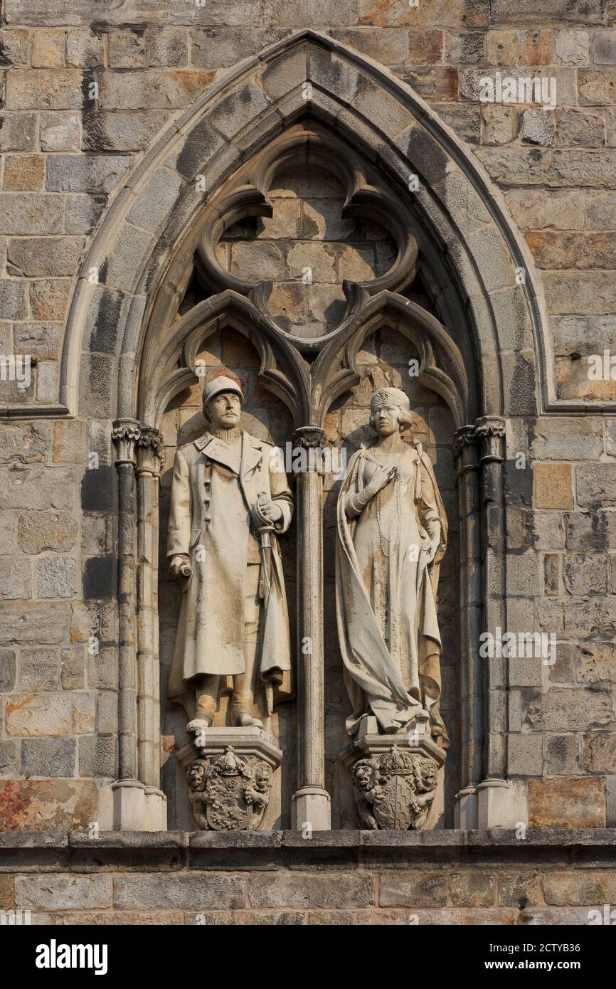 Statue von König Albert I. von Belgien (1875-1934) und Königin Elisabeth von Belgien (1876-1965) an der Fassade der Tuchhalle in Ypern, Belgien Stockfoto