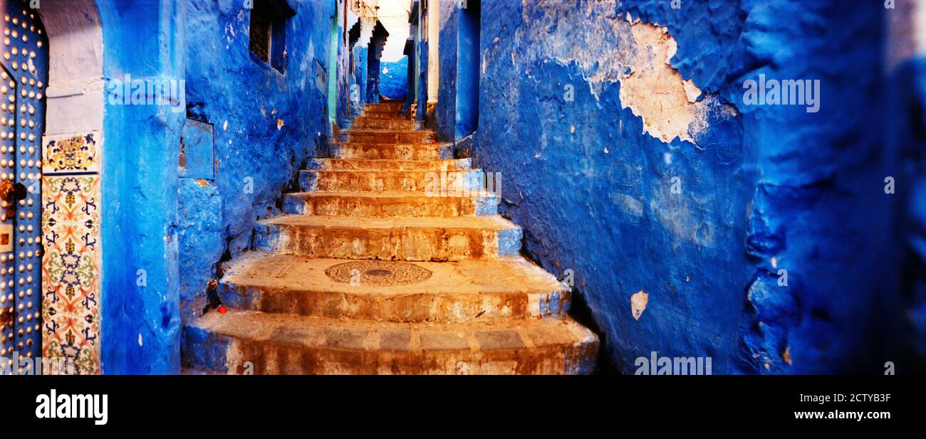 Die Treppen der Medina sind alle blau gestrichen, Chefchaouen, Marokko Stockfoto