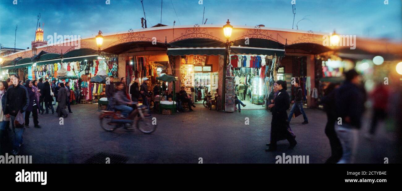 Markt im Hof vor der Medina in Marrakesch, Marokko Stockfoto
