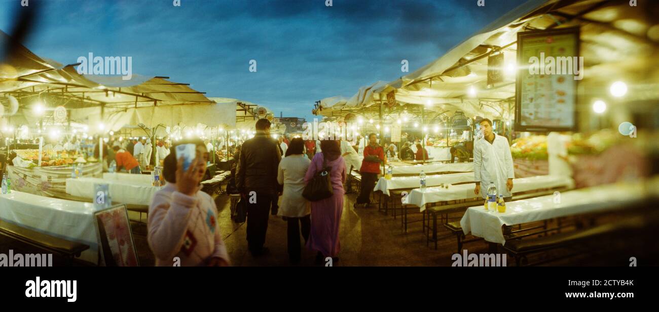 Restaurants standen im Innenhof vor der Medina in Marrakesch, Marokko Stockfoto