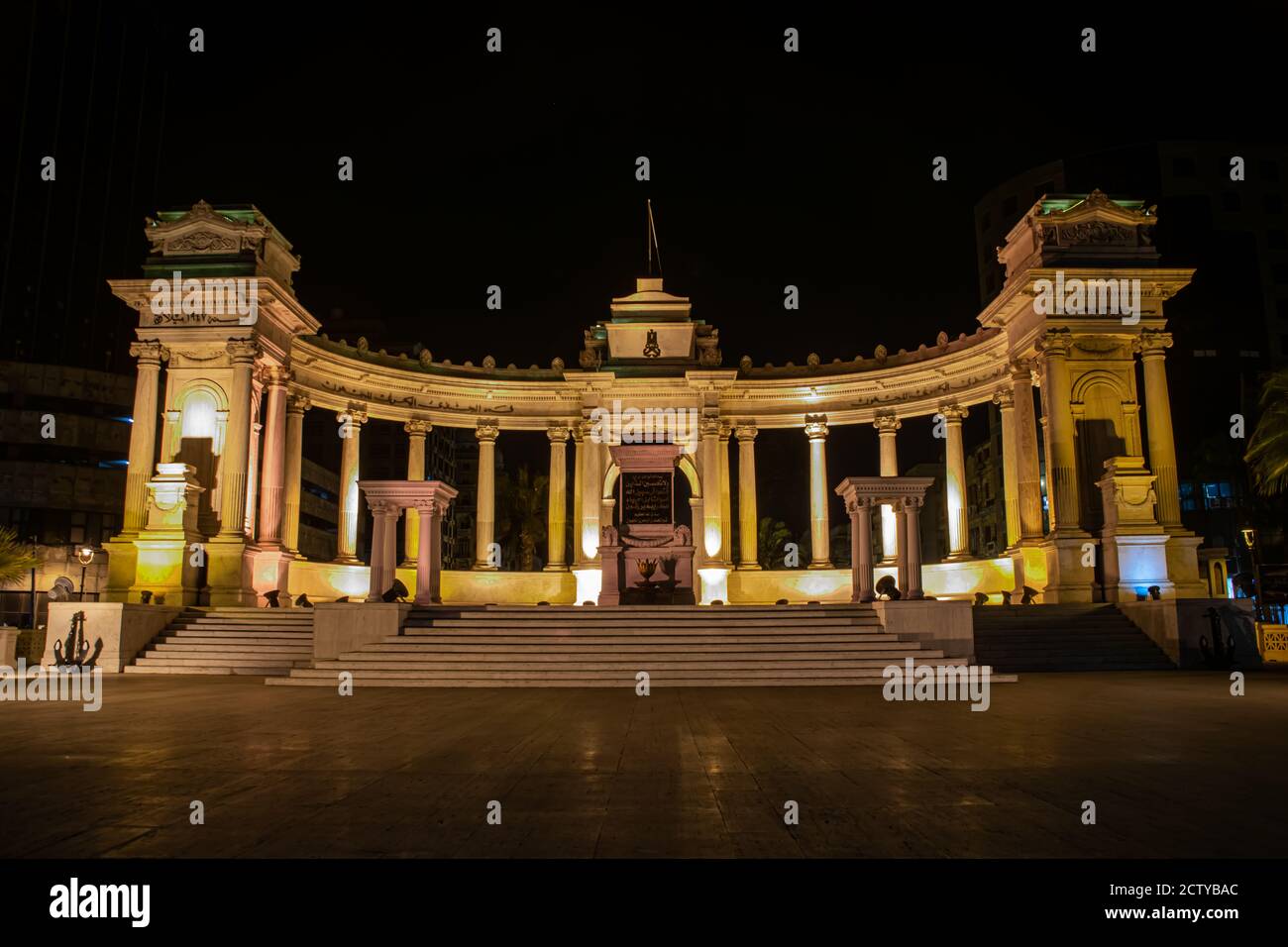 Architektur und nächtliche Straßenszene aus Ägypten, Alexandria 2018 Stockfoto