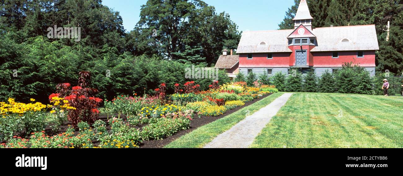 Blumen blühen in einem eleganten Garten, Roosevelt National Historic Site, Hudson River Valley, Hyde Park, New York State, USA Stockfoto