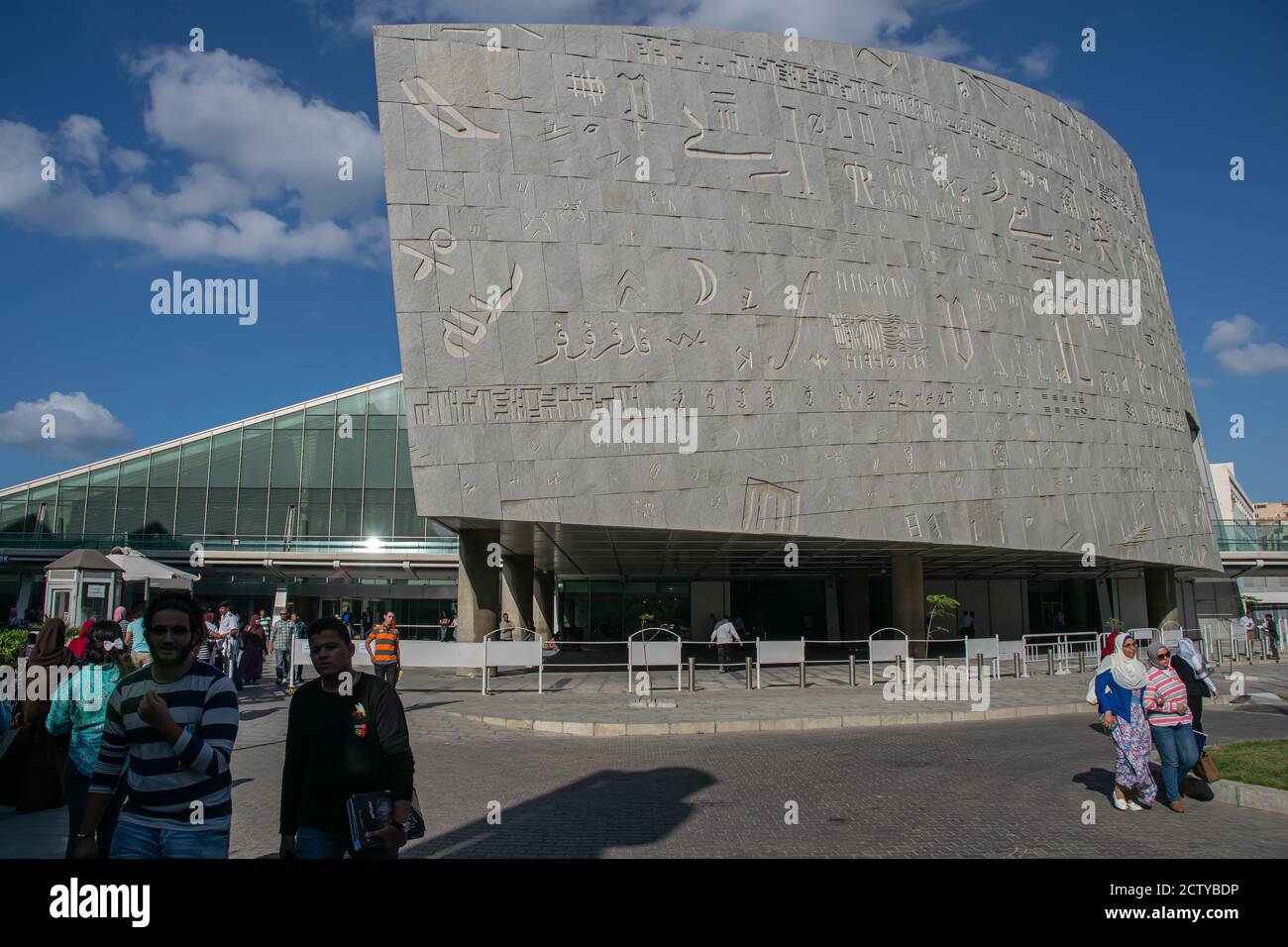 Außenszene aus Alexandria Library, Ägypten 2018. Hohe Qualität Stockfoto