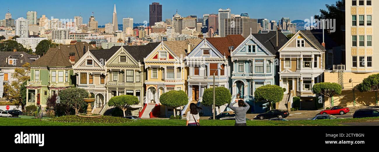 Berühmte Reihe von viktorianischen Häusern namens Painted Ladies, San Francisco, Kalifornien, USA Stockfoto
