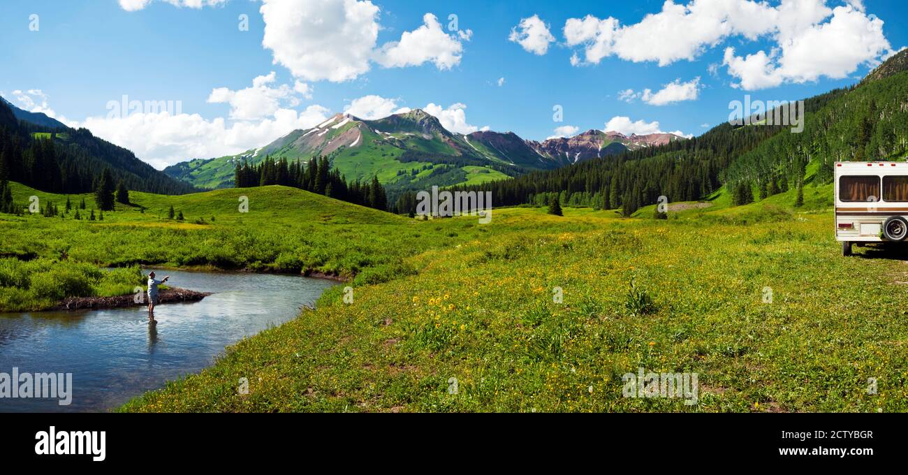 Mann, der am Slate River, Crested Butte, Gunnison County, Colorado, USA zeltet Stockfoto