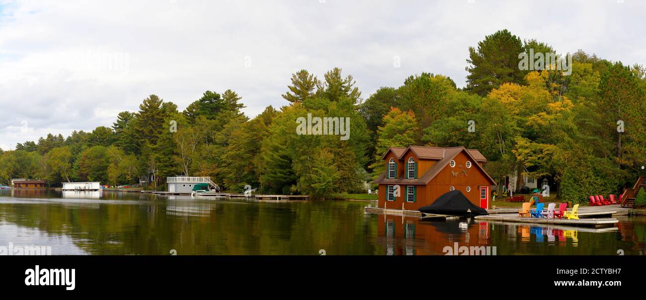 Ferienhäuser am See, Lake Muskoka, Ontario, Kanada Stockfoto