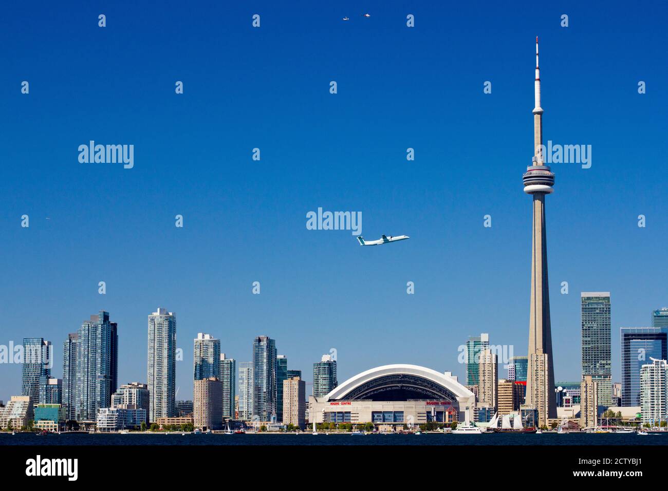 Flugzeug über den Skylines der Stadt, CN Tower, Toronto, Ontario, Kanada Stockfoto