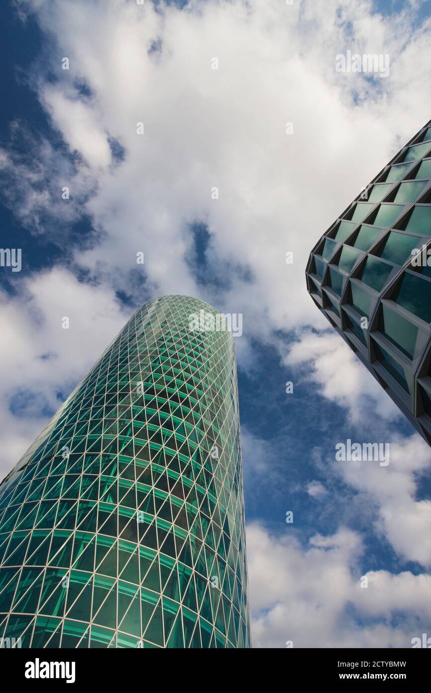 Niederwinkelansicht eines Turms, Westhafen Tower, Frankfurt, Hessen, Deutschland Stockfoto