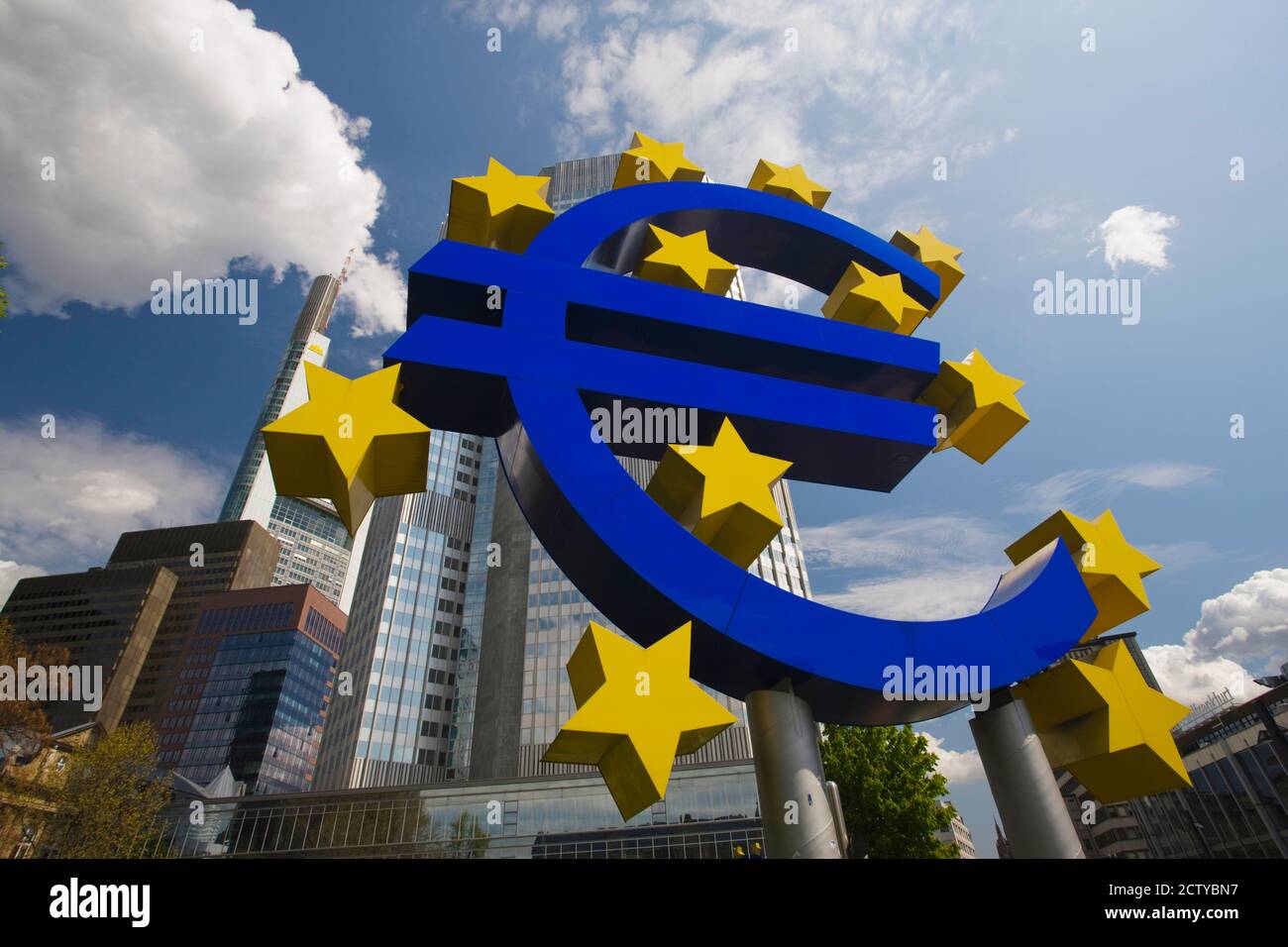 Skulptur eines Euro-Schildes vor einem Gebäude, Willy-Brandt-Platz, Europäische Zentralbank, Frankfurt, Hessen, Deutschland Stockfoto
