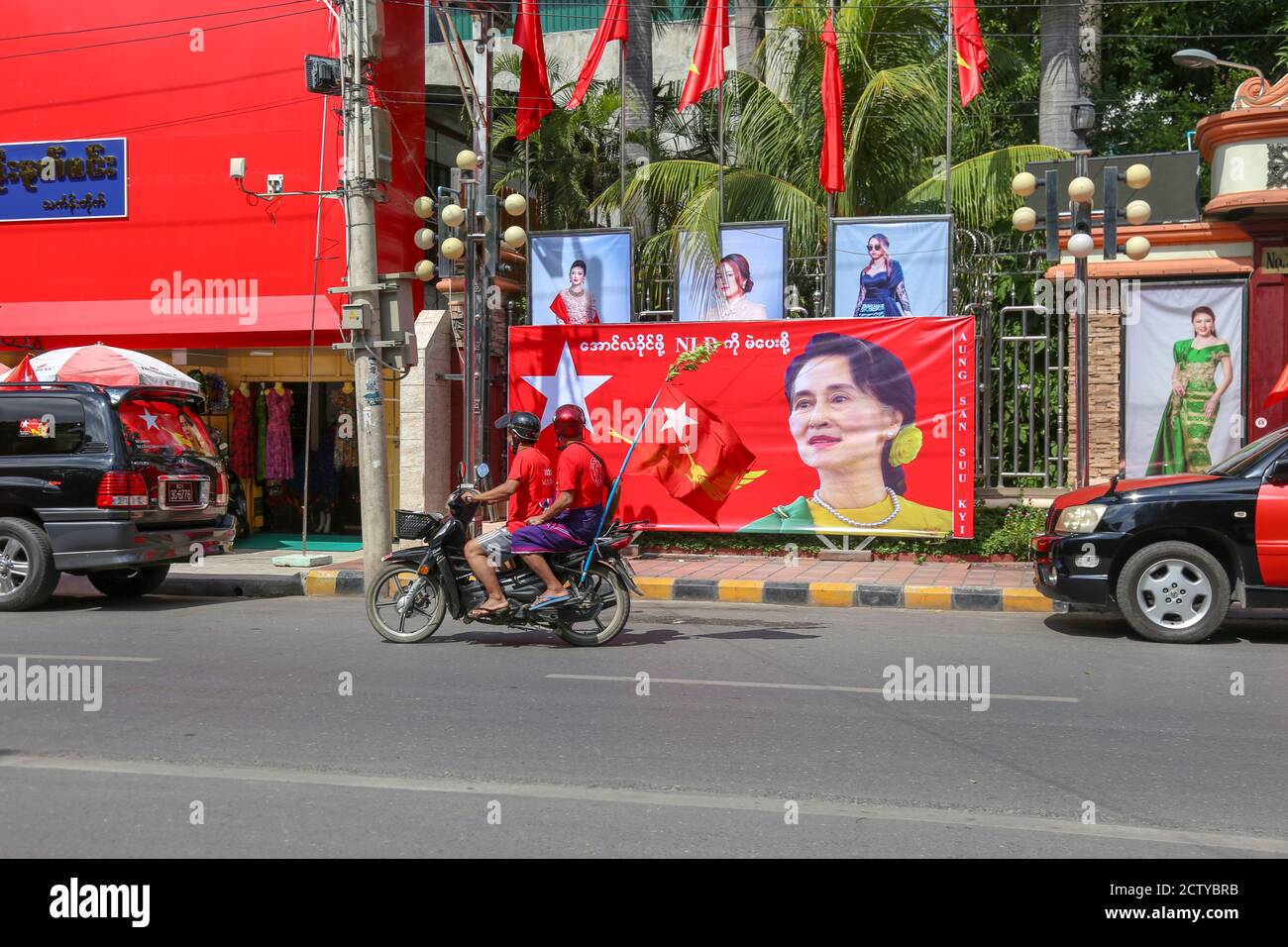 Vor den Häusern und an den Fahrzeugen wurden der Wahlvermarkter und die NLD-Flaggen aufgestellt, weil Daw Aung San Su Kyi dazu aufgefordert wurde. Stockfoto