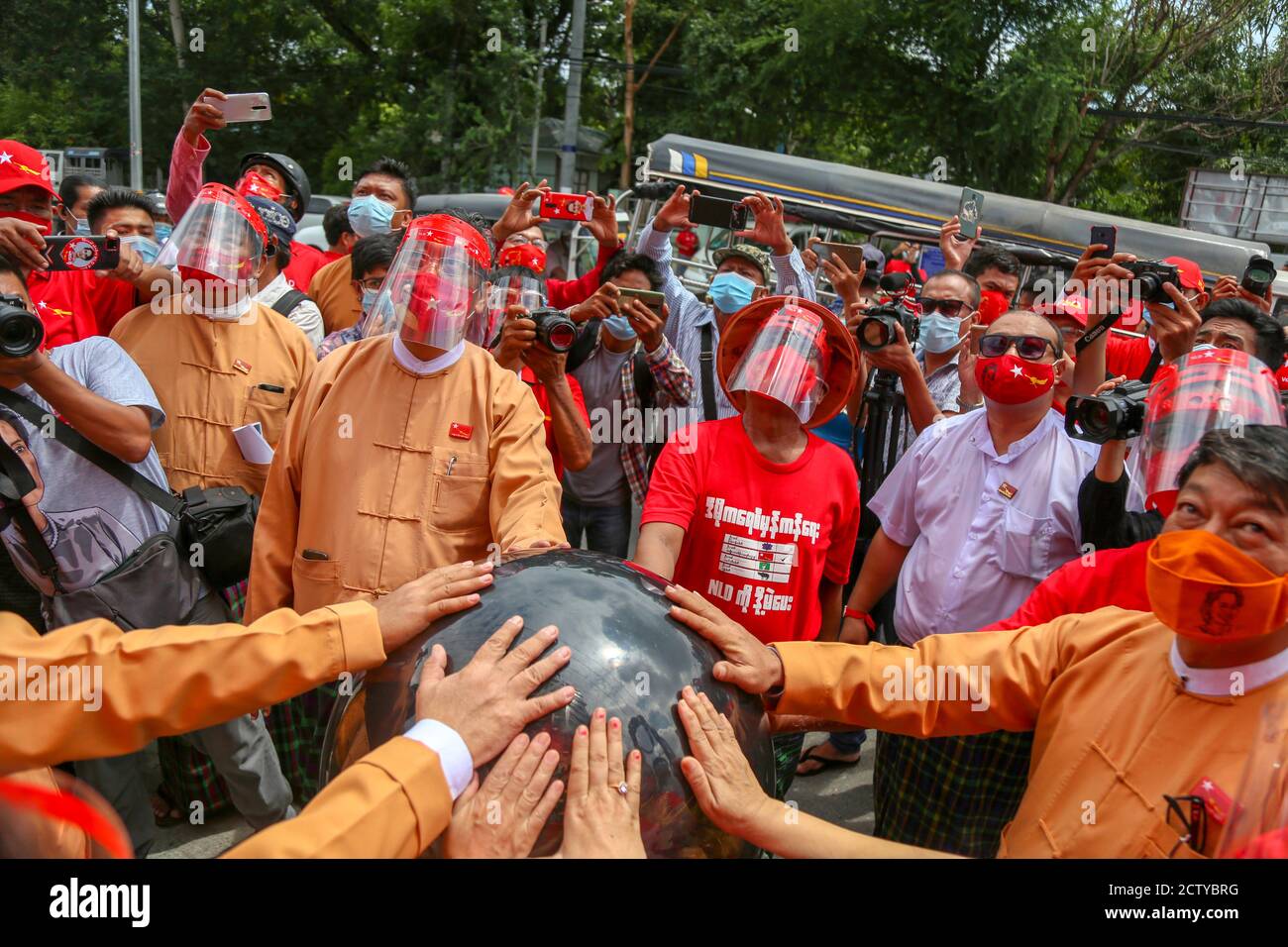 Dr. Zaw Myint Maung, stellvertretender Vorsitzender der Nationalen Liga für Demokratie und ihre Mitglieder nahmen an der Eröffnungszeremonie des Wahlsiegers Teil Stockfoto