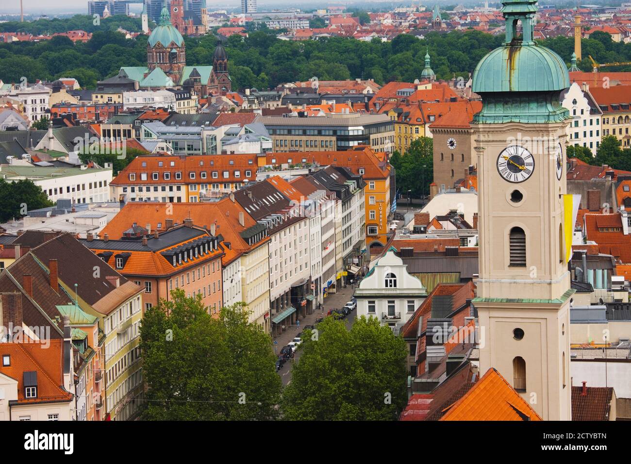 Hochwinkelansicht von Gebäuden mit einer Kirche in einer Stadt, Heiliggeistkirche, München, Bayern, Deutschland Stockfoto