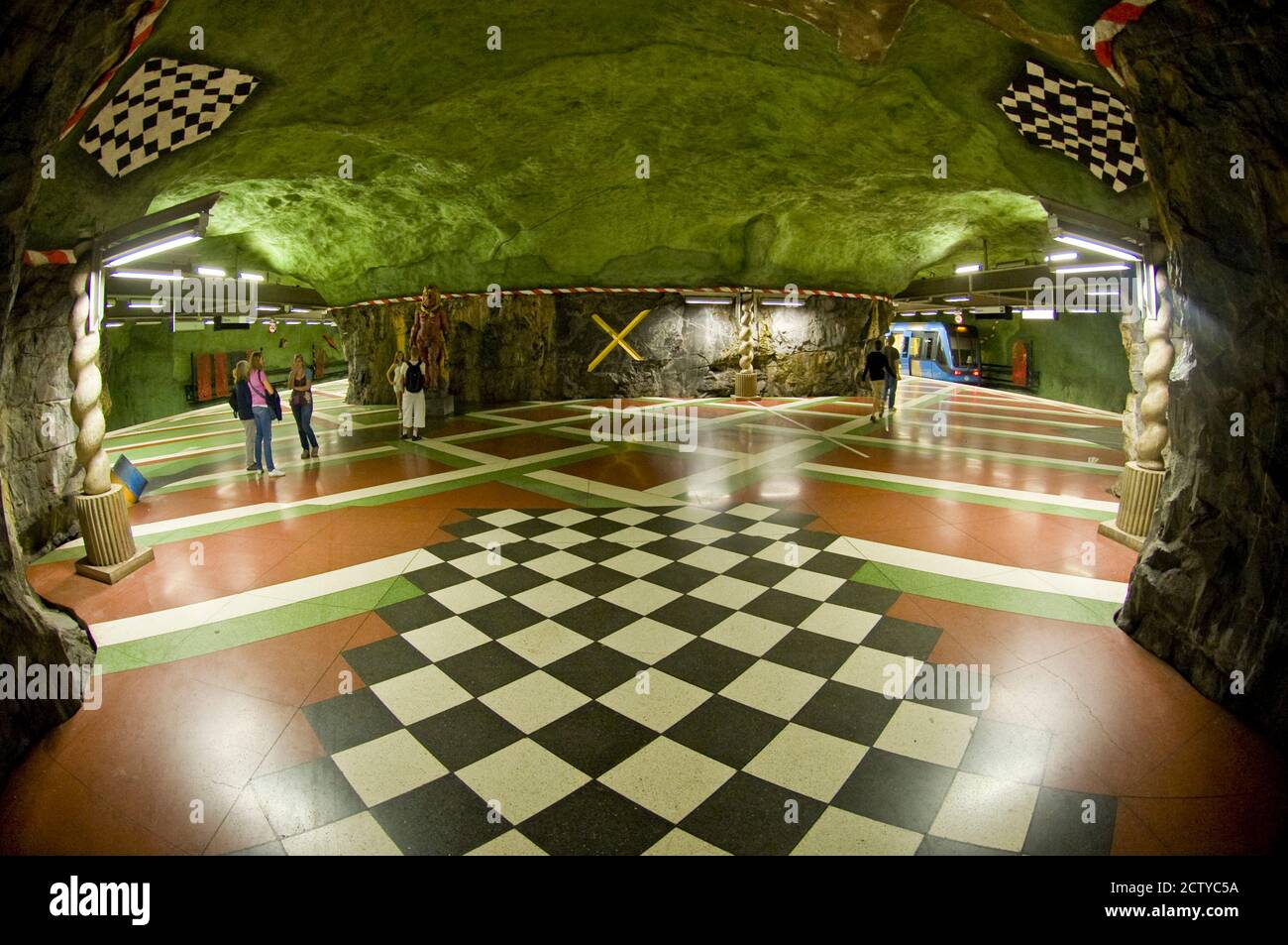 Passagiere an einer U-Bahn-Station, Stockholm, Schweden Stockfoto