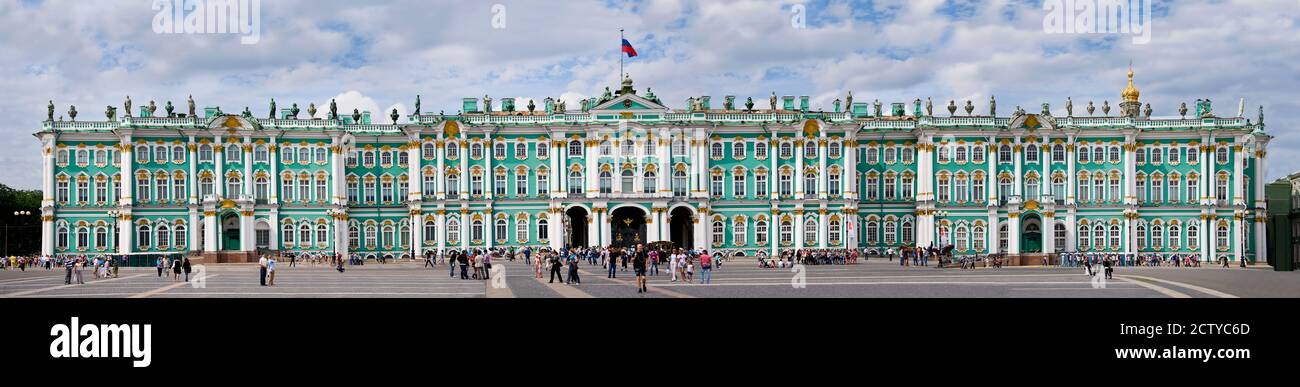 Touristen vor dem Winterpalast in der Eremitage Museum, Palace Square, St. Petersburg, Russland Stockfoto