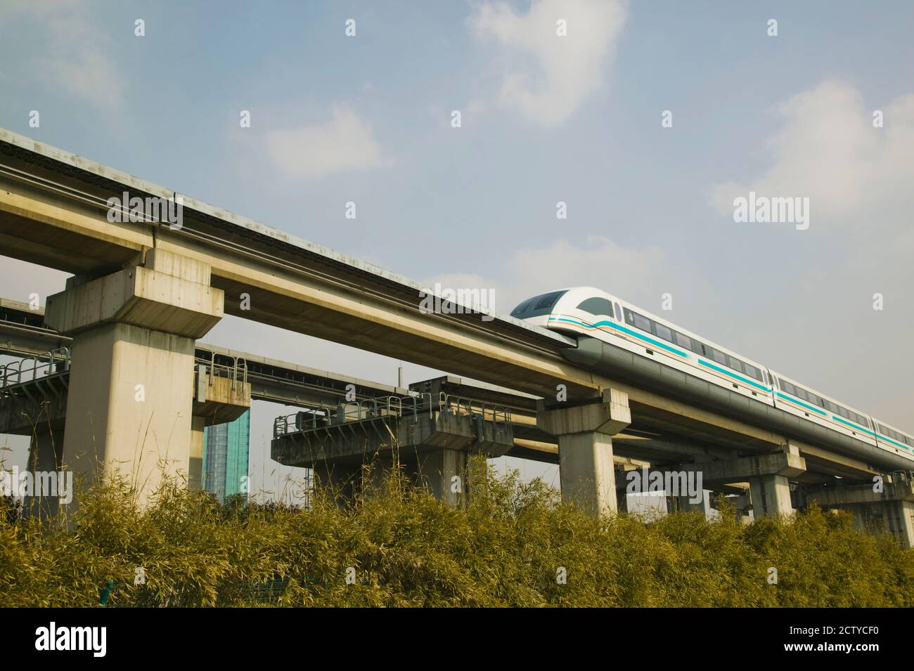 Maglev-Zug auf einer Eisenbahnstrecke, Pudong, Shanghai, China Stockfoto