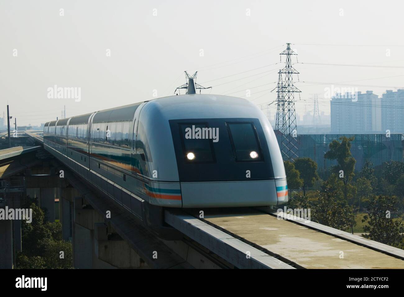 Maglev-Zug auf einer Eisenbahnstrecke, Pudong, Shanghai, China Stockfoto