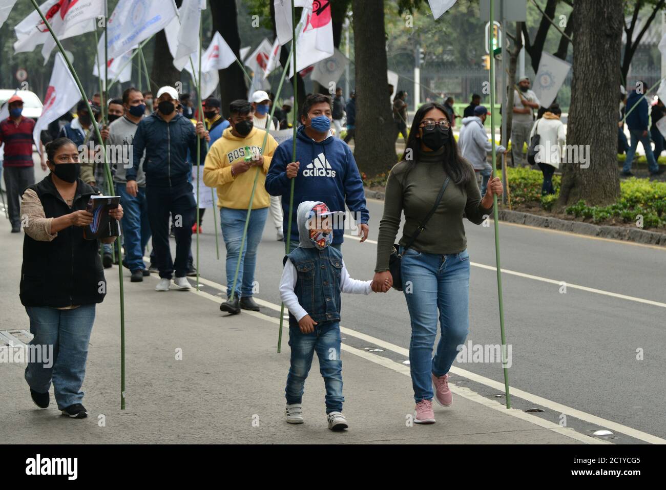 Mexiko-Stadt, Mexiko. September 2020. Traders Union nehmen an einer Demonstration Teil, um die Wiederaufnahme ihrer Outdoor-Geschäfte zu fordern, wegen der Coronavirus-Pandemie, die Straßenverkäufe wurden ausgesetzt und sie müssen arbeiten, weil ihre Wirtschaft durch die Sperrung in Mexiko-Stadt beeinträchtigt wurde. (Foto von Eyepix Group/Pacific Press) Quelle: Pacific Press Media Production Corp./Alamy Live News Stockfoto