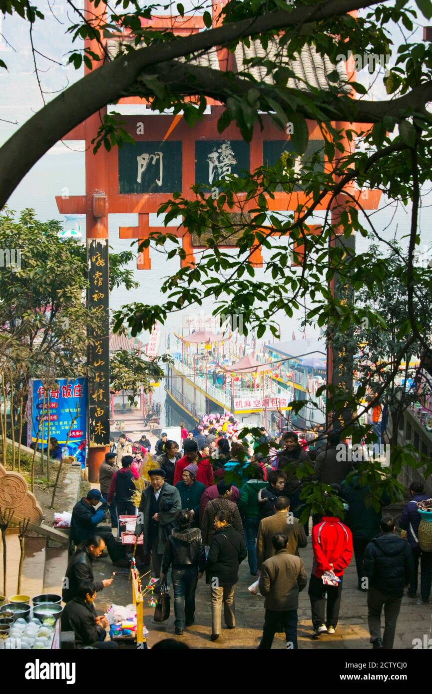 Alte Stadt Straße gefüllt mit Besuchern, Ciqikou, Chongqing, China Stockfoto