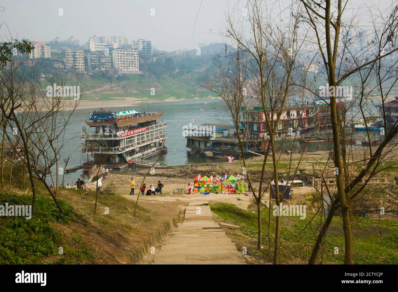 Waterfront Bereich mit Besuchern, Ciqikou, Chongqing, China Stockfoto