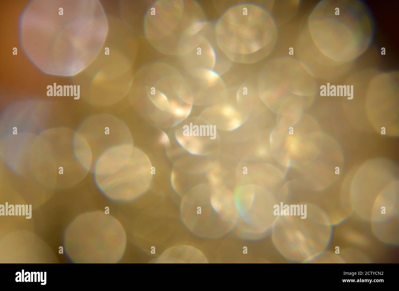 Glänzend abstrakter Hintergrund mit festlichen defokussierten Lichtern, goldenes Bokeh. Weihnachts- oder Neujahrsfest-Konzept. Stockfoto