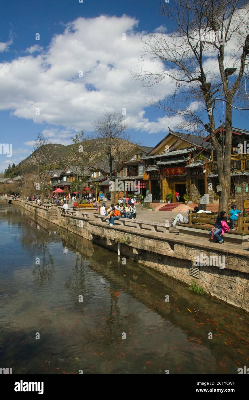 Gebäude entlang des Yu-Flusskanals, Altstadt, Lijiang, Provinz Yunnan, China Stockfoto