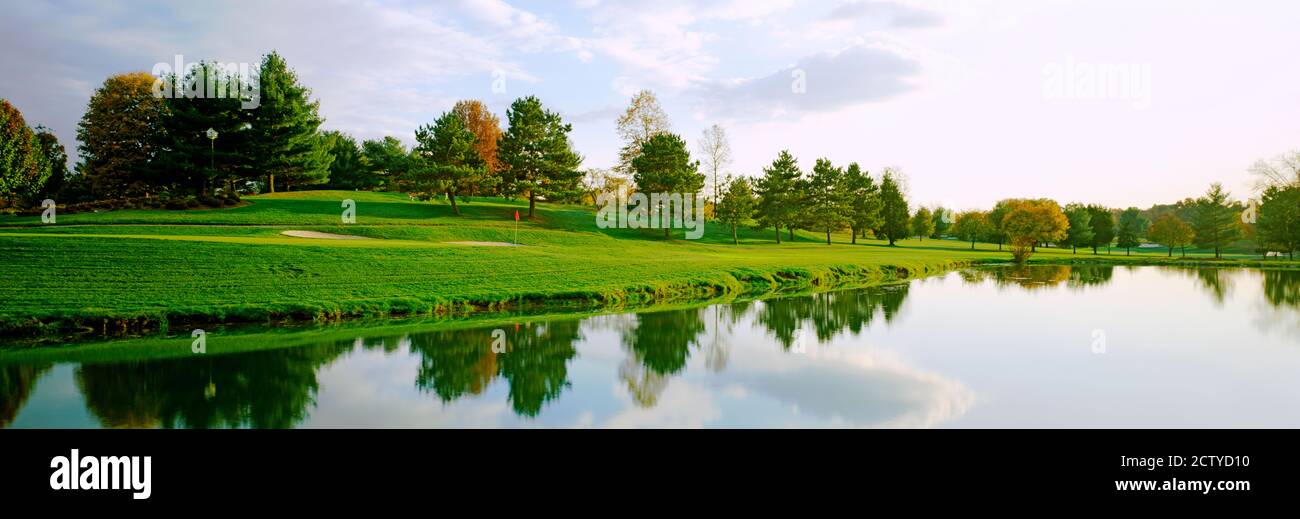 Spiegelung von Bäumen auf dem Wasser, Westwood Country Club, Wien, Fairfax County, Virginia, USA Stockfoto
