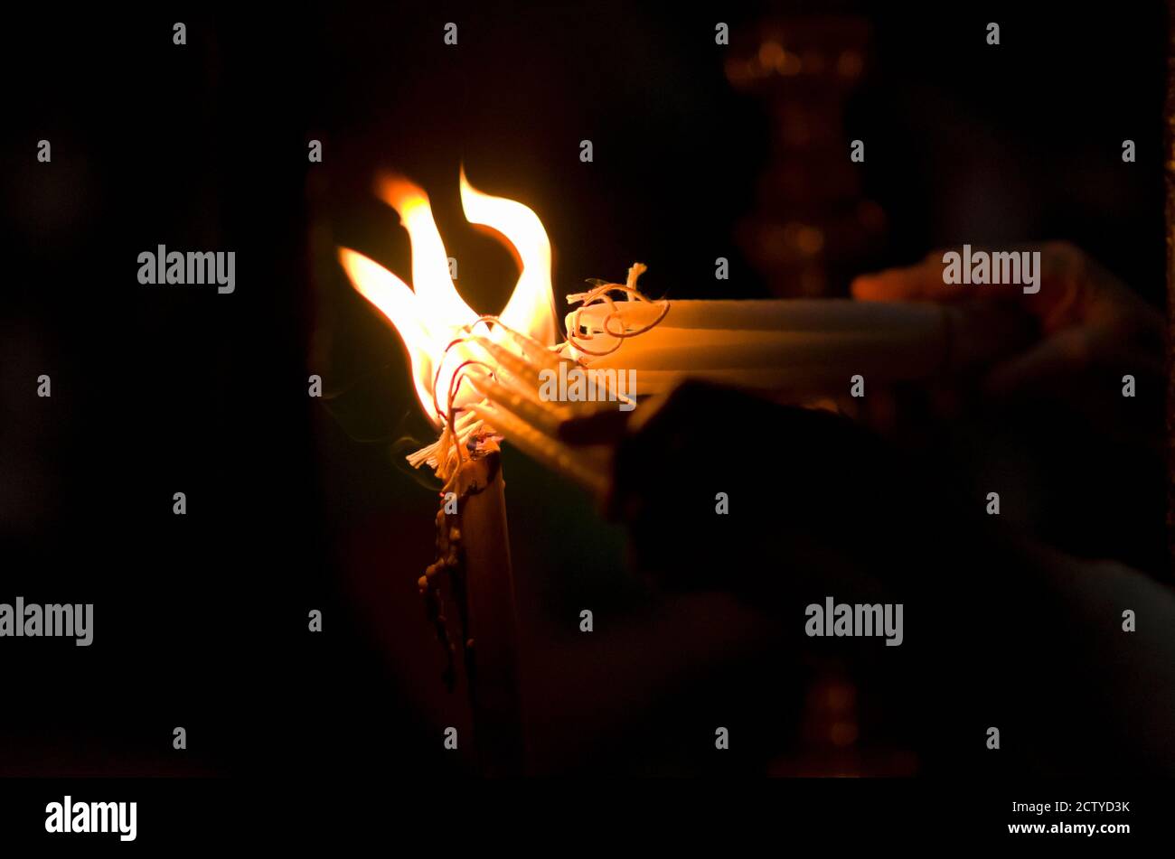 Gläubige zünden Kerzen in einer Kirche, Kirche des Heiligen Grabes, Jerusalem, Israel Stockfoto